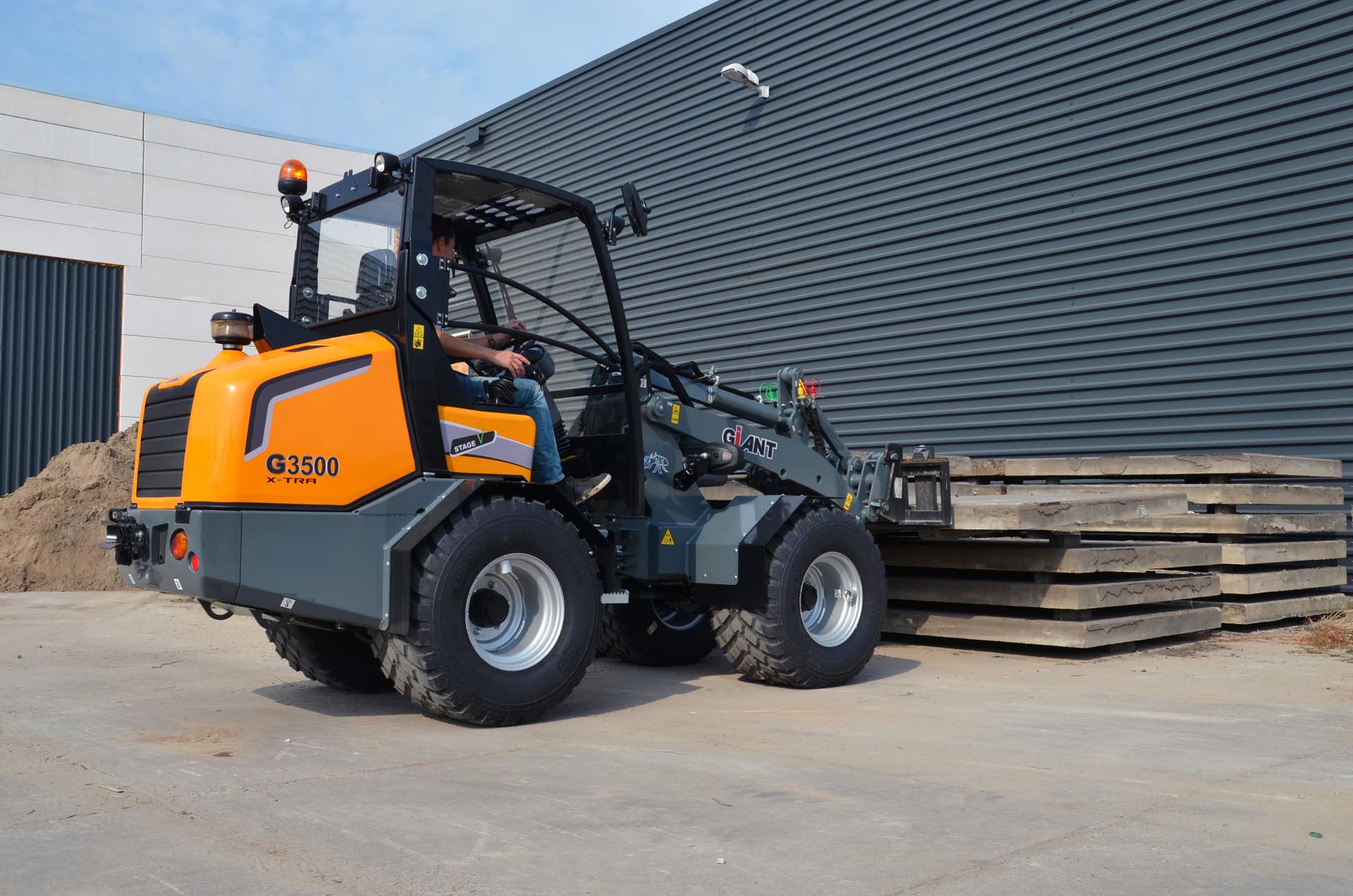 Giant G3500 compact wheel loader - Giant Loaders