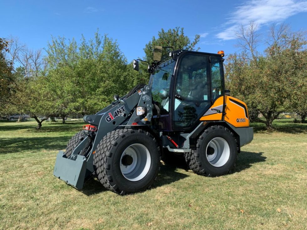 Giant G3500's with cabs hit U.S. ground - Giant Loaders